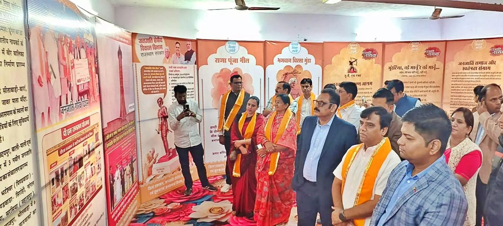 भगवान बिरसा मुंडा की 150वीं जयंती पर सूचना केंद्र में लगी जनजाति महानायकों पर आधारित प्रदर्शनी