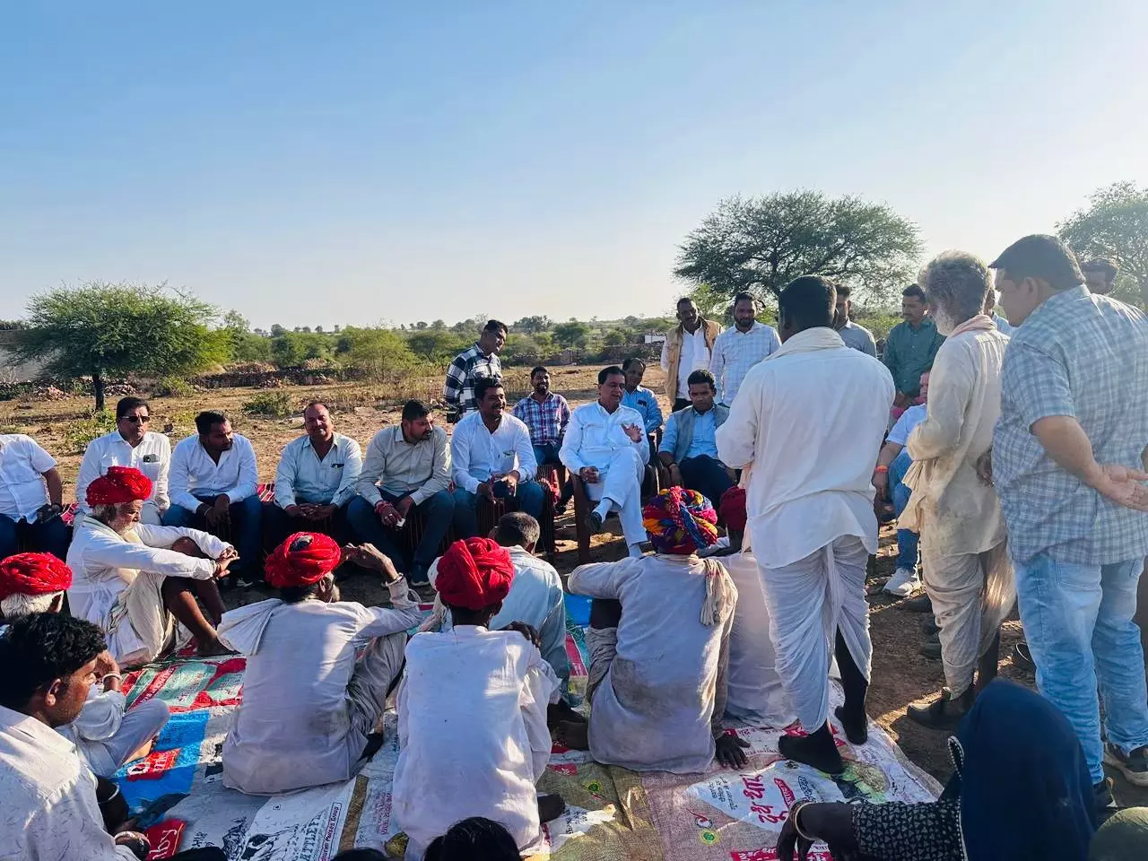 परपटिया गांव की जमीनी हकीकत जानने पहुंचे विधायक कृपलानी और जिला कलेक्टर