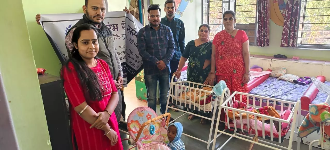 बाल दिवस पर नवजात शिशुओं को किए पालने वितरित बाल दिवस पर नवजात शिशुओं को किए पालने वितरित