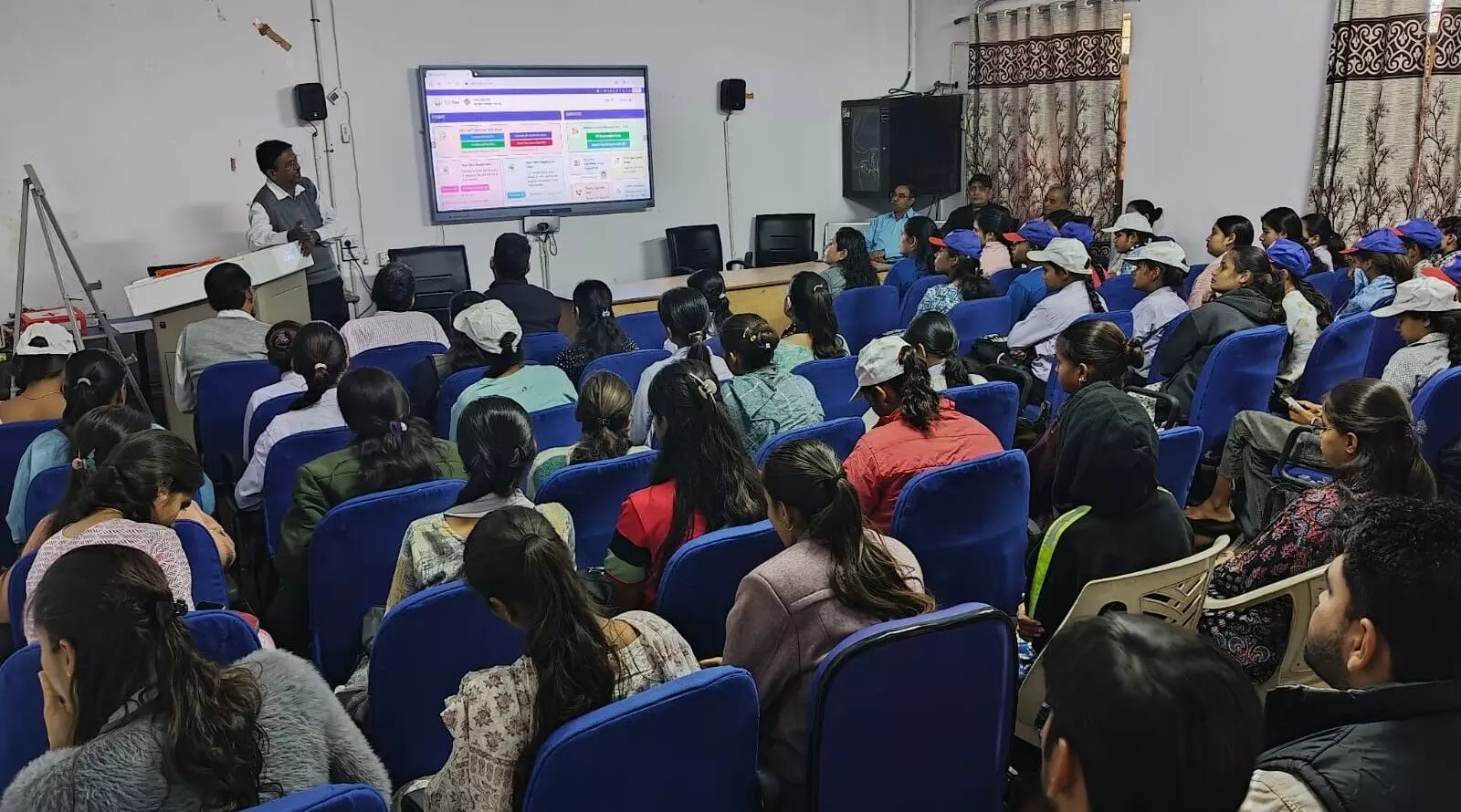 युवाओं के साथ प्रशासन का संवाद, विधायक धाकड़ ने देखी एसआईआर गतिविधिया