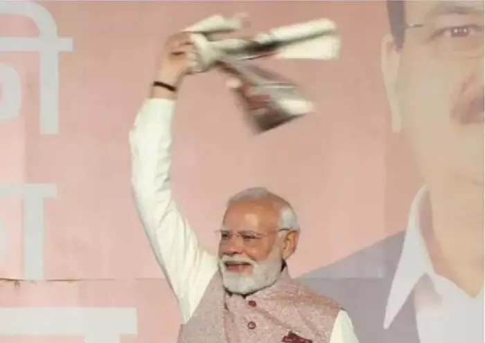 मोदी गमछा लहराते हुए भाजपा मुख्यालय पहुंचे; नड्डा बोले– जनता ने जंगलराज के खिलाफ विकास चुना
