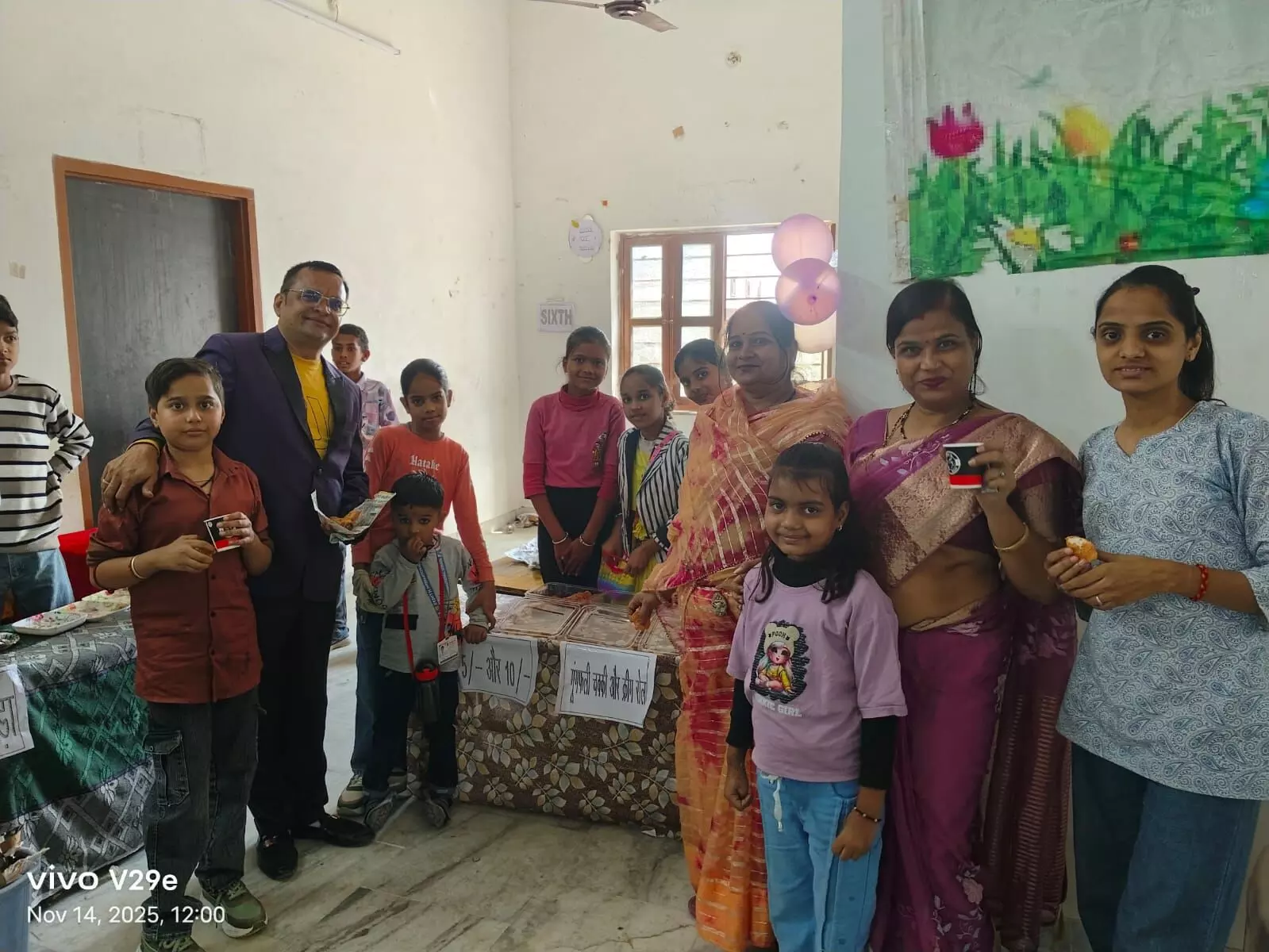 बच्चों ने  बाल दिवस पर विभिन्न व्यंजनों की  लगाई स्टॉल्स