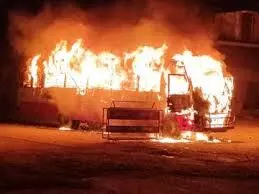 सीतापुर में रोडवेज बस और बाइक आग का गोला बने,हाईवे पर भगदड़, कई किलोमीटर लंबा जाम सीतापुर में रोडवेज बस और बाइक आग का गोला बने,हाईवे पर भगदड़, कई किलोमीटर लंबा जाम