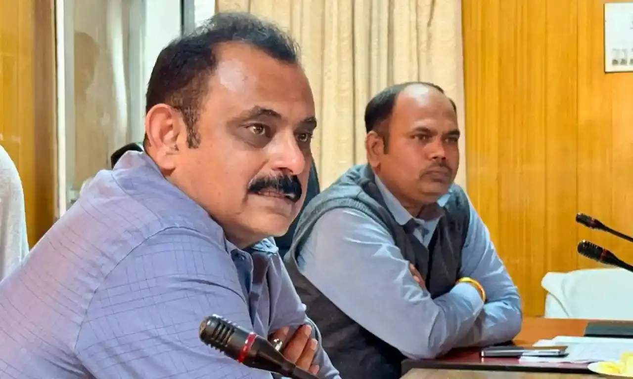 एसआईआर को लेकर प्रतिबद्धता के साथ-साथ सख्त जिला निर्वाचन अधिकारी