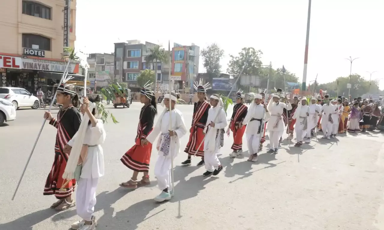 भगवान बिरसा मुंडा का जीवन संघर्ष समाज के लिए प्रेरणा स्रोत - डाॅ. अरुण चतुर्वेदी