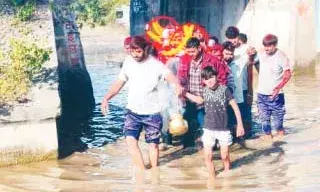 जोधड़ास रेलवे अंडरब्रिज में भरे पानी से अंतिम यात्रा बनी दुश्वार जोधड़ास रेलवे अंडरब्रिज में भरे पानी से अंतिम यात्रा बनी दुश्वार