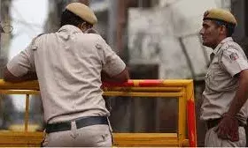 सब-इंस्पेक्टर की घर के बाहर बेरहमी से पीट-पीटकर हत्या