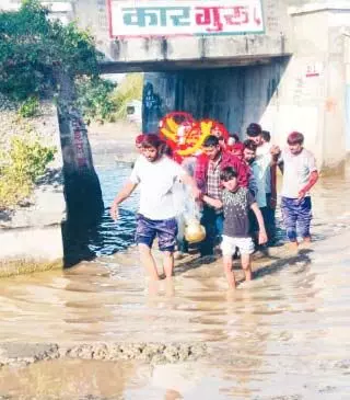 जोधड़ास रेलवे अंडरब्रिज में भरे पानी से अंतिम यात्रा बनी दुश्वार जोधड़ास रेलवे अंडरब्रिज में भरे पानी से अंतिम यात्रा बनी दुश्वार
