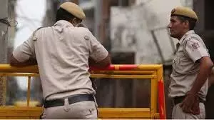 सब-इंस्पेक्टर की घर के बाहर बेरहमी से पीट-पीटकर हत्या