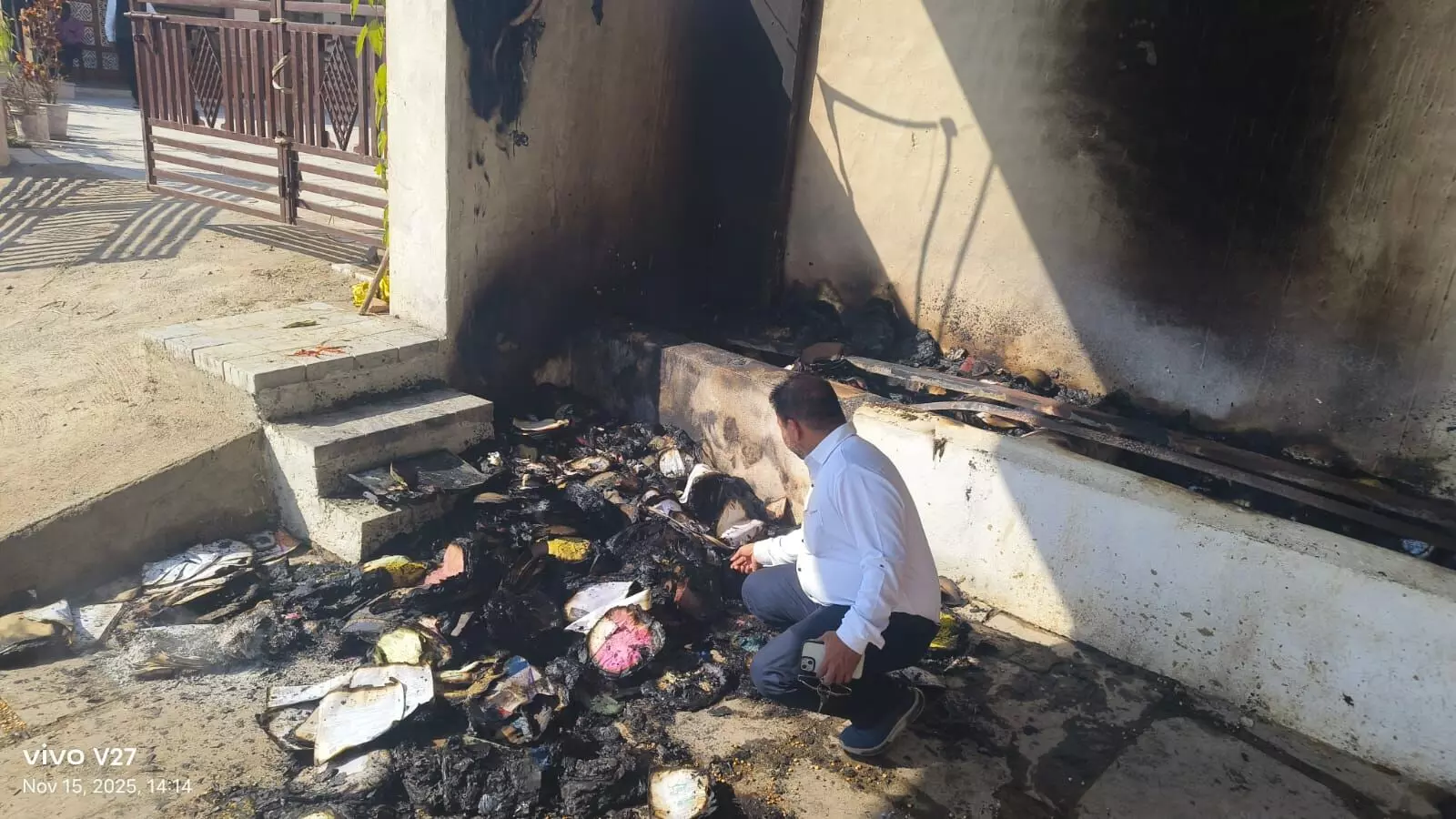 मांडलगढ़ में विधायक खंडेलवाल के निवास परिसर में आग, कई दस्तावेज जलकर नष्ट मांडलगढ़ में विधायक खंडेलवाल के निवास परिसर में आग, कई दस्तावेज जलकर नष्ट