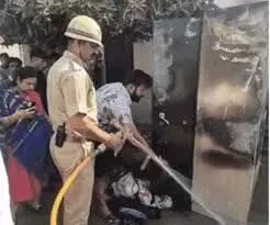 कोटड़ा में घर में भीषण आग, जेवरात और लाखों का सामान जलकर राख कोटड़ा में घर में भीषण आग, जेवरात और लाखों का सामान जलकर राख