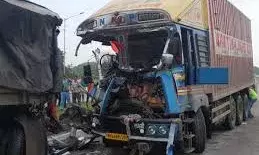 कंटेनर-ट्रेलर भिड़ंत में 1 की मौत