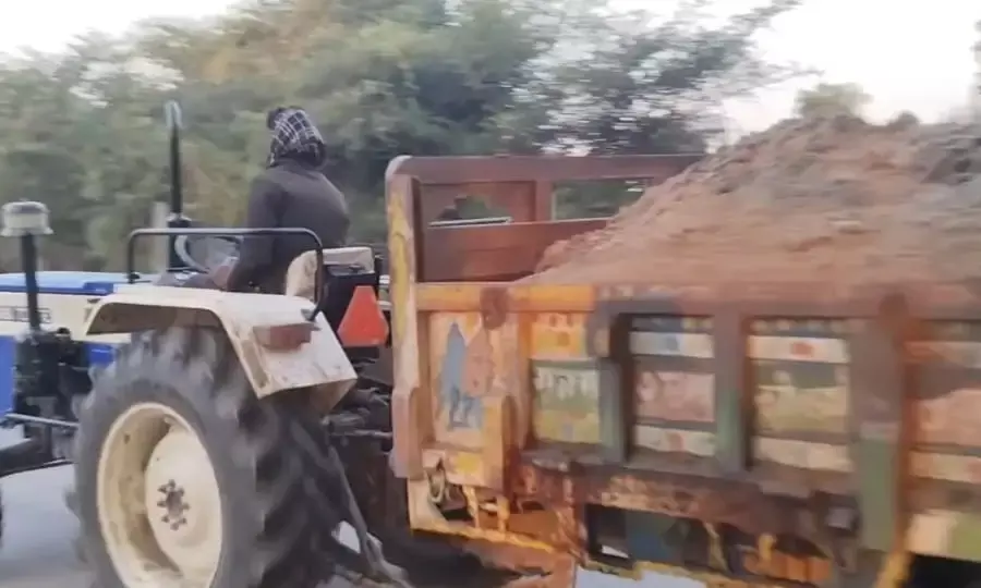 अवैध बजरी खनन पर प्रशासन की अनदेखी ,धड़ल्ले से दौड़ रहे बजरी से भरे ट्रैक्टर ट्रॉली