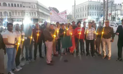 विश्व स्मरण दिवस पर सड़क हादसों में दिवंगतों को कैंडल मार्च निकाल कर दी श्रद्धांजलि विश्व स्मरण दिवस पर सड़क हादसों में दिवंगतों को कैंडल मार्च निकाल कर दी श्रद्धांजलि