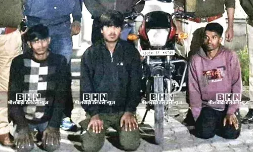 लूट का खुलासा -तीन चेन स्नेचर गिरफ्तार, बाइक बरामद