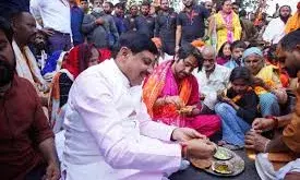 सनातन एकता पदयात्रा: मथुरा से वृंदावन के लिए रवाना, CM मोहन यादव हुए शामिल,हाईवे पर बैठकर खाई सब्जी-पूड़ी