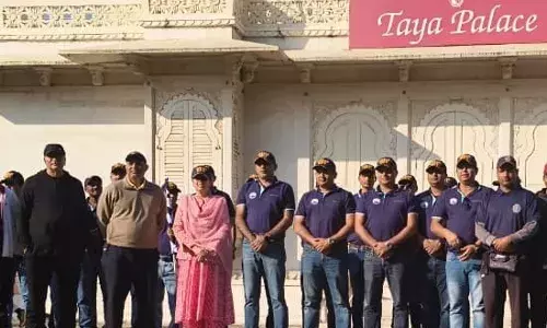 भारतीय नौसेना कार रैली को किया रवाना