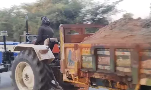 अवैध बजरी खनन पर प्रशासन की अनदेखी ,धड़ल्ले से दौड़ रहे बजरी से भरे ट्रैक्टर ट्रॉली अवैध बजरी खनन पर प्रशासन की अनदेखी ,धड़ल्ले से दौड़ रहे बजरी से भरे ट्रैक्टर ट्रॉली