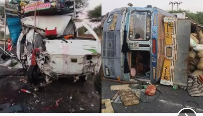 जोधपुर–जैसलमेर हाईवे पर भीषण टक्कर: रामदेवरा जा रहे6 श्रद्धालुओं की मौत, 14 घायल जोधपुर–जैसलमेर हाईवे पर भीषण टक्कर: रामदेवरा जा रहे6 श्रद्धालुओं की मौत, 14 घायल