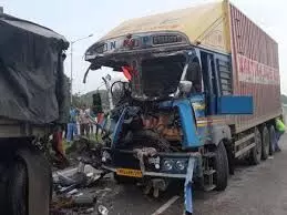 कंटेनर-ट्रेलर भिड़ंत में 1 की मौत