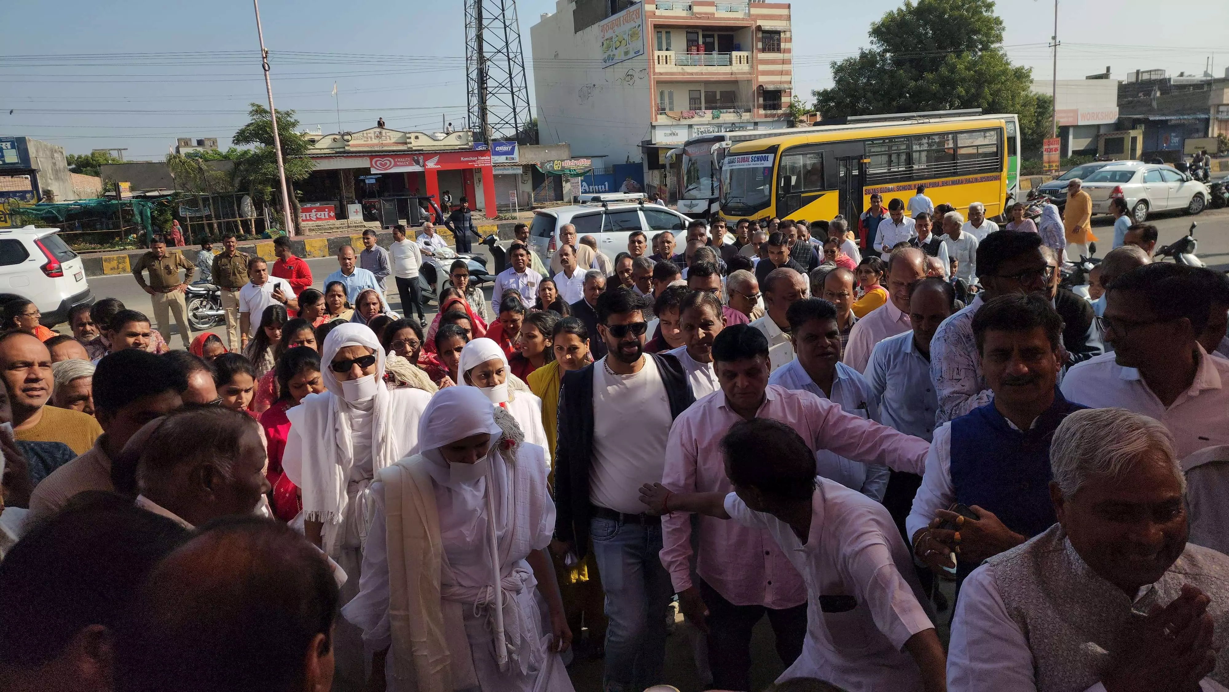 महासाध्वी मण्डल की नगर विदाई बेला में भीगे नयन, उमड़ा भावनाओं का सागर महासाध्वी मण्डल की नगर विदाई बेला में भीगे नयन, उमड़ा भावनाओं का सागर