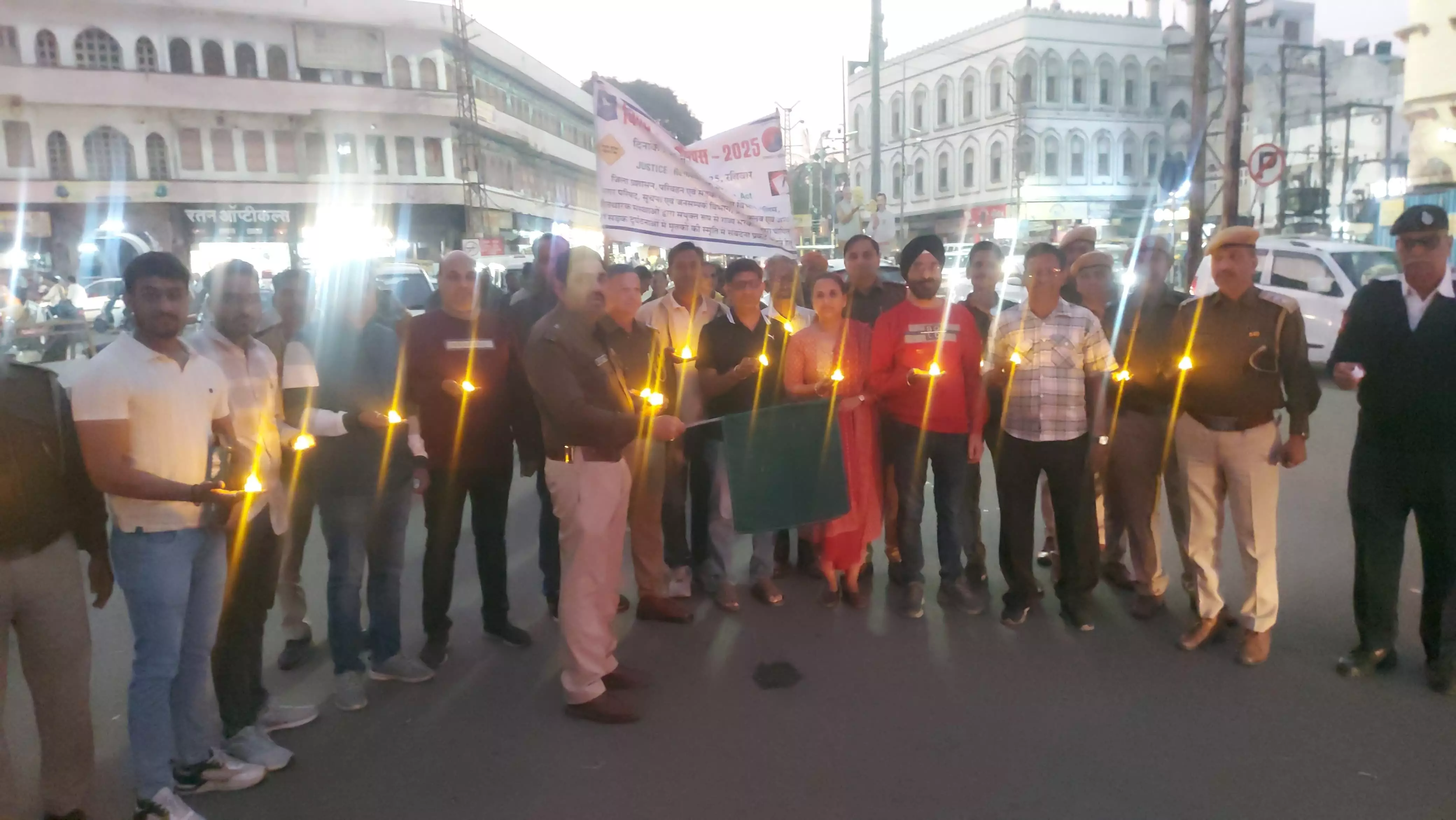 विश्व स्मरण दिवस पर सड़क हादसों में दिवंगतों को कैंडल मार्च निकाल कर दी श्रद्धांजलि विश्व स्मरण दिवस पर सड़क हादसों में दिवंगतों को कैंडल मार्च निकाल कर दी श्रद्धांजलि