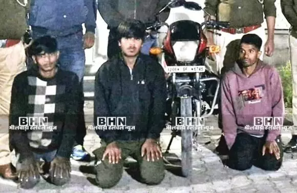 लूट का खुलासा -तीन चेन स्नेचर गिरफ्तार, बाइक बरामद