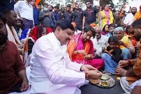 सनातन एकता पदयात्रा: मथुरा से वृंदावन के लिए रवाना, CM मोहन यादव हुए शामिल,हाईवे पर बैठकर खाई सब्जी-पूड़ी सनातन एकता पदयात्रा: मथुरा से वृंदावन के लिए रवाना, CM मोहन यादव हुए शामिल,हाईवे पर बैठकर खाई सब्जी-पूड़ी