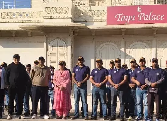 भारतीय नौसेना कार रैली को किया रवाना भारतीय नौसेना कार रैली को किया रवाना