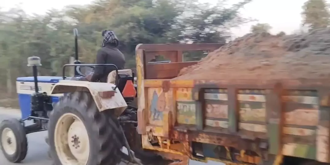 अवैध बजरी खनन पर प्रशासन की अनदेखी ,धड़ल्ले से दौड़ रहे बजरी से भरे ट्रैक्टर ट्रॉली अवैध बजरी खनन पर प्रशासन की अनदेखी ,धड़ल्ले से दौड़ रहे बजरी से भरे ट्रैक्टर ट्रॉली