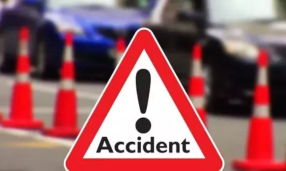 तेज रफ्तार कार पलटी, कार सवार 2 युवकों की मौत, एक अन्य गंभीर घायल