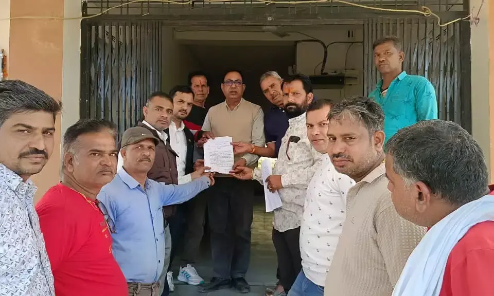 स्मार्ट मीटर के विरोध में बनेड़ा के ग्रामीणों का प्रदर्शन, एसडीएम को सौंपा ज्ञापन स्मार्ट मीटर के विरोध में बनेड़ा के ग्रामीणों का प्रदर्शन, एसडीएम को सौंपा ज्ञापन