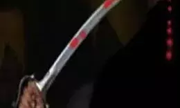 आमने-सामने बैठे थे, बोलचाल बढ़ी तो बाप ने बेटे पर चला दी तलवार