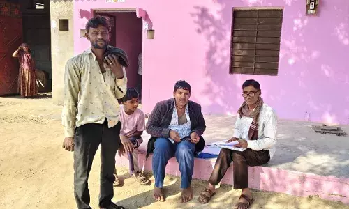 विशेष गहन पुनरीक्षण कार्यक्रम के तहत मतदाताओं से घर-घर जाकर वितरण कर रहे गणना- प्रपत्र विशेष गहन पुनरीक्षण कार्यक्रम के तहत मतदाताओं से घर-घर जाकर वितरण कर रहे गणना- प्रपत्र