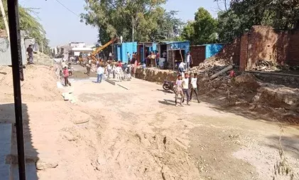 अटलपथ सड़क निर्माण में बाधा बने अतिक्रमण हटाए, भारी पुलिस जाप्ता रहा मौजूद अटलपथ सड़क निर्माण में बाधा बने अतिक्रमण हटाए, भारी पुलिस जाप्ता रहा मौजूद