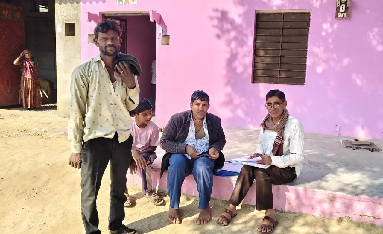 विशेष गहन पुनरीक्षण कार्यक्रम के तहत मतदाताओं से घर-घर जाकर वितरण कर रहे गणना- प्रपत्र विशेष गहन पुनरीक्षण कार्यक्रम के तहत मतदाताओं से घर-घर जाकर वितरण कर रहे गणना- प्रपत्र