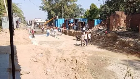 अटलपथ सड़क निर्माण में बाधा बने अतिक्रमण हटाए, भारी पुलिस जाप्ता रहा मौजूद