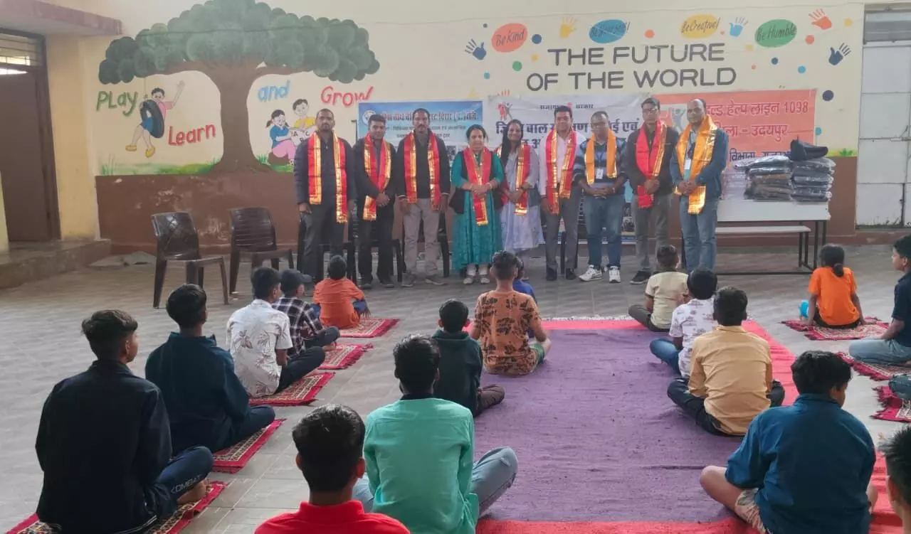 नन्हें बालकों को स्वेटर वितरित किए, बाल अधिकारों की दी जानकारी