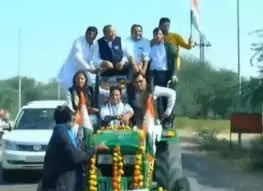 पुलिस ने रोका कस्वां का ट्रैक्टर मार्च, सौ से ज्यादा ट्रैक्टर जब्त, किसान सड़क पर भिड़े पुलिस ने रोका कस्वां का ट्रैक्टर मार्च, सौ से ज्यादा ट्रैक्टर जब्त, किसान सड़क पर भिड़े