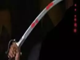 आमने-सामने बैठे थे, बोलचाल बढ़ी तो बाप ने बेटे पर चला दी तलवार आमने-सामने बैठे थे, बोलचाल बढ़ी तो बाप ने बेटे पर चला दी तलवार