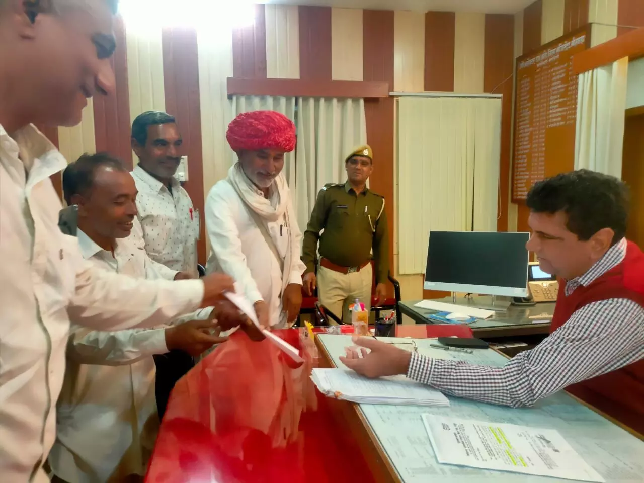 किसानो की विभिन्न समस्याओं को लेकर भारतीय किसान संघ ने सौंपा ज्ञापन किसानो की विभिन्न समस्याओं को लेकर भारतीय किसान संघ ने सौंपा ज्ञापन