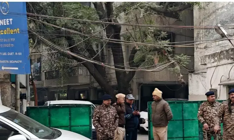 अल-फलाह यूनिवर्सिटी सहित 25 ठिकानों पर तड़के छापेमारी अल-फलाह यूनिवर्सिटी सहित 25 ठिकानों पर तड़के छापेमारी