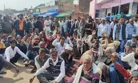 ट्रैक्टर-ट्रॉली की टक्कर से युवक की मौत, परिजन धरने पर बैठे