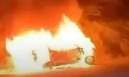 मोडासा में एंबुलेंस में आग, नवजात सहित 4 की मौत मोडासा में एंबुलेंस में आग, नवजात सहित 4 की मौत