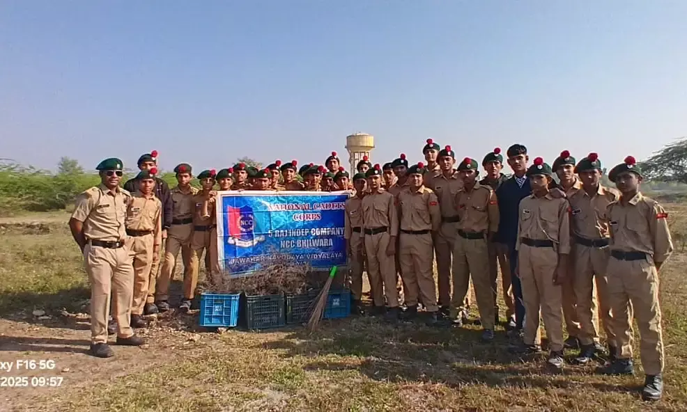 एनसीसी कैडेट्स ने हुरड़ा जवाहर विद्यालय में तालाब की सफाई में दिया श्रमदान