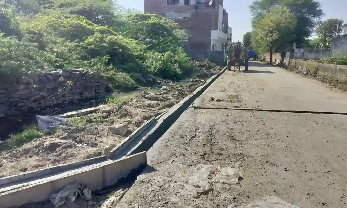 रायपुर में सड़क निर्माण पश्चात नालियों में मानक की उड़ रही धज्जियां, ग्रामीणों में भारी आक्रोश