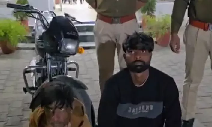 इन्द्रा मार्केट में महिला से मोबाइल छीनकर फरार हुए दो आरोपी गिरफ्तार इन्द्रा मार्केट में महिला से मोबाइल छीनकर फरार हुए दो आरोपी गिरफ्तार