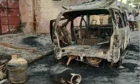 वैन में गैस सिलेंडर विस्फोट, चालक बाल-बाल बचा