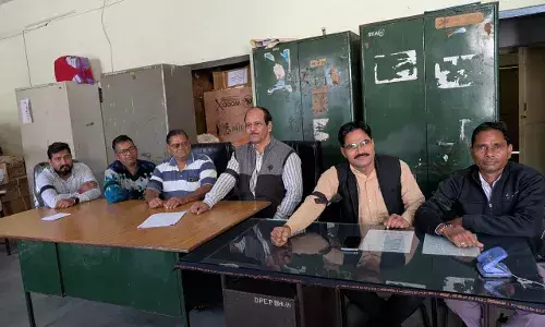 शिक्षक के आत्महत्या करने  से शिक्षक और कर्मचारियों में आक्रोश