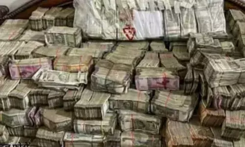 कार से हवाला के चार करोड़ रुपये बरामद, दो गिरफ्तार